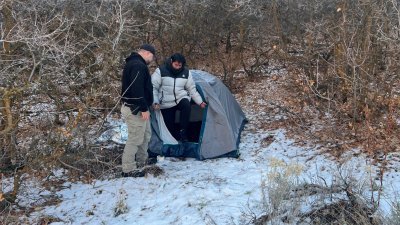 警方于周日在在里弗代尔市北方约40公里的布里格姆城附近山坡的一顶帐篷里，发现了17岁中国男交换生庄凯。（图取自里弗代尔警察局/法新社）