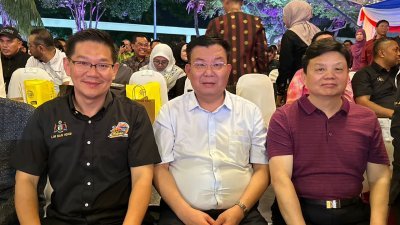 林万锋（左起）陪同甘霖和陶社平一起观赏广西政府共同参与的2024马六甲旅游年倒数庆典活动。