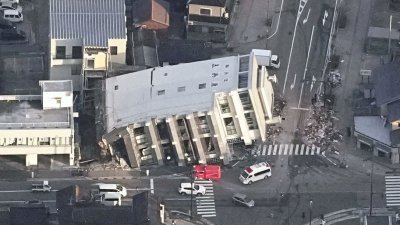 日本石川县周一发生里特制7.6起强震，周二拍摄的鸟瞰图显示位于震中轮岛市的一栋7层楼建筑从大楼底部直接倒塌。（图取自共同社/路透社）