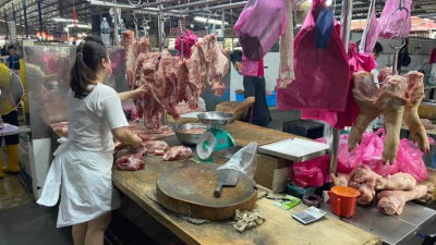 在2023年，猪肉价格已调涨约10次，如今迈入2024年，猪肉商撤销回扣，让猪肉再次调涨。（档案照）