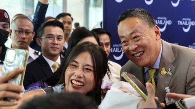 泰国在去年9月25日起对中国游客实施5个月的免签政策，泰国首相斯雷塔（右）当天亲自前往曼谷国际机场欢迎首批免签入境的中国游客。（图取自路透社档案照）