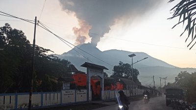 印尼东努沙登加拉省的勒沃托比火山，周二仍不断喷出火山灰。（图取自法新社）