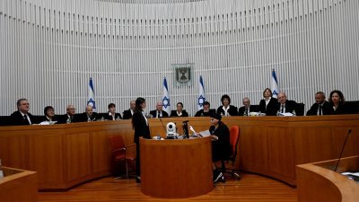 2023年9月12日，以色列最高法院院长哈尤特和所有15名法官在耶路撒冷高等法院，就政府立法削弱最高法院权力举行听证会。（图取自DEBBIE HILL/路透社档案照）