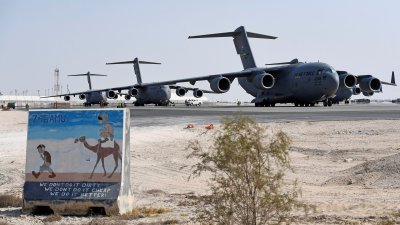 卡塔尔的乌代德空军基地，停放了多架C-17全球霸王运输机。（路透社档案照）