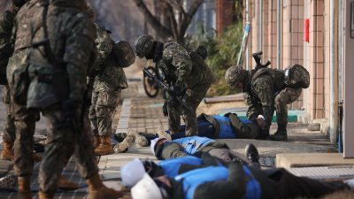 2023年12月27日，韩国士兵在首尔参加针对朝鲜半岛紧张局势升级之际朝鲜可能挑衅的反恐演习。（图取自路透社）