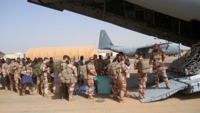 2023年12月22日，最后一批驻尼日尔法国军队的士兵登上军用飞机，准备离开尼亚美。（图取自路透社）