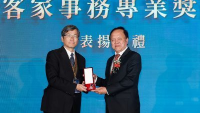 台湾客家委员会主任委员杨长镇(左)颁发奖章予拿督张润安。