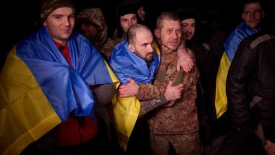乌克兰政府周三发布的照片，显示在一个未公开地点获释的战俘。（图取自乌克兰总统新闻处/路透社）