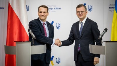 上月22日，波兰外长西科尔斯基（左）和乌克兰外长库列巴在乌克兰首都基辅举行的一场新闻发布会上握手。（取自路透社）