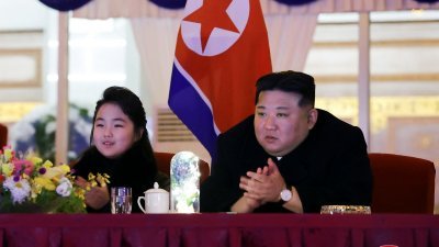朝鲜官媒周一发布的照片，显示最高领导人金正恩出席在平壤5月1日体育场举行的2024年新年盛大演出，女儿金主爱就坐在其身边。（图取自朝中社/路透社）