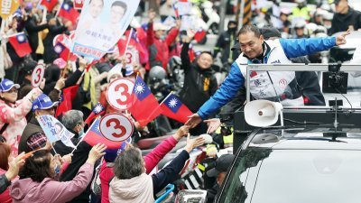 台湾的中国国民党总统候选人侯友宜（右）周四参与“新北站出来  侯康在眼前”车队扫街活动，支持者沿路高举青天白日满地红旗与3号手牌相挺。（图取自中央社）