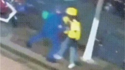 监控视频截图显示，抢时间抢业绩的李越凯（黄色外套）与保安起冲突，结果惨遭刺死。（图取自网络）