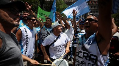 2023年12月27日，阿根廷劳工总联合会（CGT）和社会组织的成员们在司法宫外抗议总统米莱的经济改革。（图取自路透社）