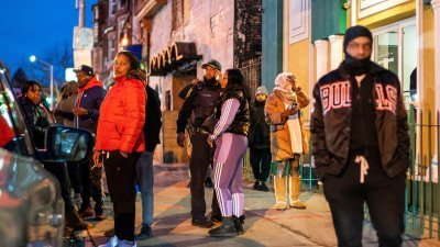 在美国纽泽西州纽瓦克市的一间清真寺外，一名叫谢里夫的伊玛目当地时间周三遭枪击后，社区成员纷纷出现在清真寺外。（图取自路透社）