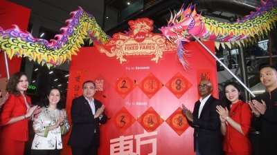 陆兆福（左3）与博林甘（右3）共同主持2024年亚航农历新年价格定价发布会，主办单位因配合龙年，特邀舞龙团到场进行表演，为此增添喜气。