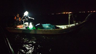 渔民被搜救人员发现时，正在尝试修复渔船引擎。