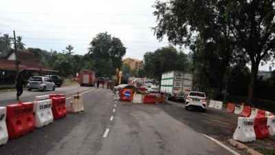 马六甲职业安全与卫生局指武吉卡迪路的提升排水系统工地不符合安全规格。（照片由警方提供）
