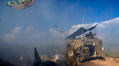 在以色列北部上加利利，以色列一支炮兵部队上周四炮击黎巴嫩南部。一名以色列士兵的防弹夹克背面，贴有黎巴嫩真主党领导人纳斯鲁拉作为目标的补丁。（图取自法新社）