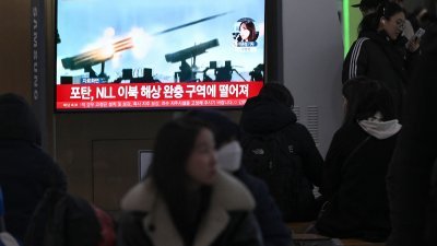 上周六（6日）在韩国首尔一个火车站，电视荧幕播放有关朝鲜向延坪岛西北方向发射60多枚炮弹的新闻。这是朝鲜连续两天，在韩朝海上缓冲地区发射炮弹。（图取自法新社）