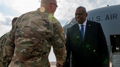 2023年12月19日，美国国防部长奥斯汀访问卡塔尔多哈乌代德空军基地时，与迎接他到访的第379空中远征联队指挥官杰克逊准将握手。（图取自美国空军/路透社）