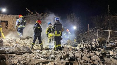 乌克兰东部的波克罗夫斯克城镇遭俄罗斯导弹袭击，救援人员深夜在废墟瓦砾中进行搜救。（图取自路透社）