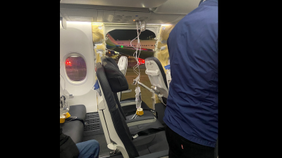 上周五在美国俄勒冈州波特兰，一架阿拉斯加航空1282号班机飞往加州安大略，起飞后不久就遭遇减压，乘客氧气面罩悬挂在机舱天花板，旁边是缺失的窗户和部分侧壁。（图取自X/Kyle Rinker/路透社）