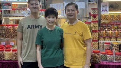 沈伟杰（左）为了让父母的“汉发”糕点摊位能延续，辞掉教师工作，接手摊位经营。