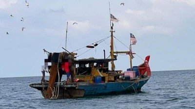 大马海事执法机构在检查行动中，扣查涉嫌违反条例的渔船。