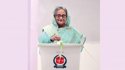 孟加拉国总理兼人民联盟主席哈西娜于周日早，在达卡城市学院中心将选票放入投票箱。（图取自总理办公室/路透社）