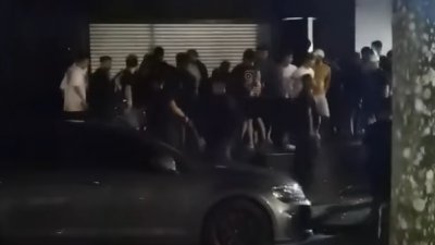 一群男子在五福城一家娱乐场所外滋事殴斗。