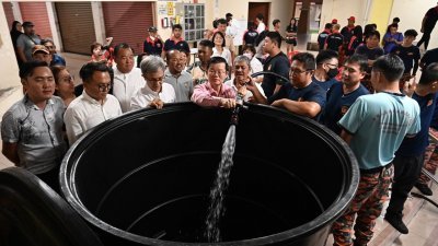  浮罗双溪槟榔港口义务消防队安排了12个500加仑的水箱，以协助当地社区应对1月10日起的水供中断期。