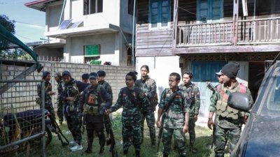 图为2023年11月，缅甸人民防卫军成员准备前往东部克耶邦附近的前线。（法新社档案照）
