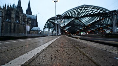 图为去年12月8日，德国科隆火车站在德国火车司机工会罢工下，一片空荡荡的冷清场景。（图取自路透社）