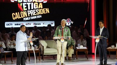 印尼周日晚举行第3场总统大选辩论，主要聚焦外交、地缘政治及国安议题，3名候选人普拉博沃（左起）、甘贾尔和阿尼斯对南中国海及国防议题唇枪舌战。（图取自路透社）