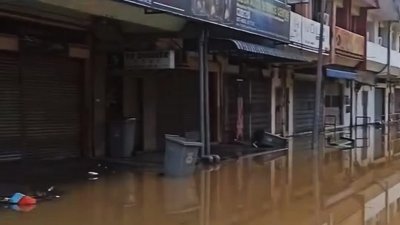 市区店屋的水淹已高于五脚基，店家无法开门营业。（图取自面子书）