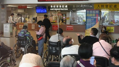 图为香港市民到公立医院急症室候诊。（图取自中新社档案照）
