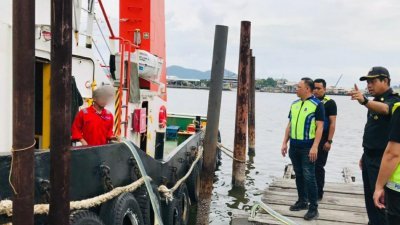 内贸局执法员突袭检查斯里曼绒新甘光的一个地段，成功侦破一宗疑是非法转移补贴柴油给拖船的案件。