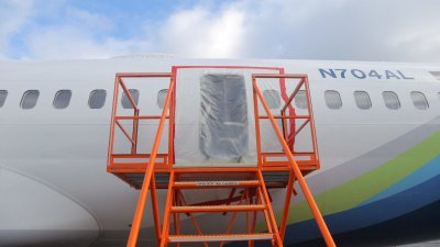 阿拉斯加航空一架波音737 MAX 9客机上周五生内嵌式舱门飞脱事件后，美国当局下令停飞并检查。（图取自美国国家运输安全委员会/路透社）