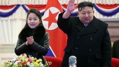 朝鲜中央通讯社周一发布的照片显示，朝鲜最高领导人金正恩和女儿金主爱（译音）在平壤参观养鸡场的场景。