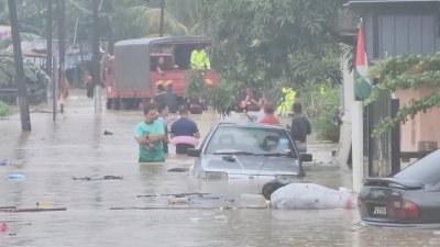 哥打丁宜多个住宅区的水位已及成年人腰部，救援人员紧急疏散民众。