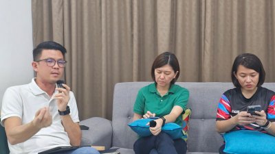 陈家兴（左起）、黄诗情及黄彩仪在日前的直播中谈到了务边选区今年的发展愿景。