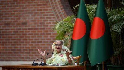 赢得第4个总理任期的哈西娜周一在孟家拉国首都达卡的总理官邸，会见外国观察员和记者。（图取自路透社）