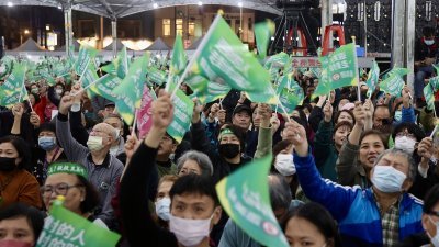 台湾2024总统大选倒数不到一周，民进党周一晚在基隆市国门广场举办造势晚会，大批支持者挥舞手中旗帜，现场气氛热络。（图取自中央社）