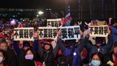 中国国民党周一晚间在台中市乌日区举行团结造势大会，现场民众高举“不要战争”、“要和平”等标语表达支持。（图取自中央社）