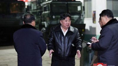朝鲜官媒周三发布照片，最高领导人金正恩在一个未公开的地点视察军工厂。（图取自朝中社/路透社）