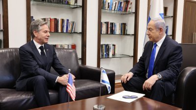美国国务卿布林肯访问特拉维夫期间，会晤了以色列总理内塔尼亚胡（右）、以色列总统赫尔佐格和其他几位高级政府官员，讨论了以色列在加沙的军事行动以及如何看待该地区的未来和以色列的未来。（图取自X/Secretary Antony Blinken）