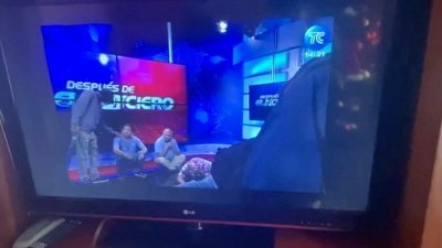 一群蒙面枪手在周二闯入厄瓜多尔电视台TC的一个演播室，直播画面可见被挟持的工作人员坐在地上。（图取自Reuters Tv/路透社）