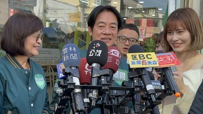 台湾民进党总统候选人赖清德遭影射有私生子，赖清德（前中）周二表示，私生活禁得起检验，“把孩子带来，愿意做DNA鉴定”，倘若为真给百万奖金。（图取自中央社）