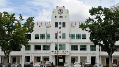 槟城钟灵国民型中学家教协会代表全体家长，反对教育部强制国民型华文中学开办1班以国文教数理的举措。