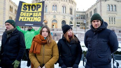 挪威国会议员赫姆斯塔德、法国气候活动家艾蒂安和安妮—索菲.鲁以及法国演员布拉沃当地时间周二在挪威国会大楼外，参加反对海底采矿的示威活动。（图取自NTB/路透社）